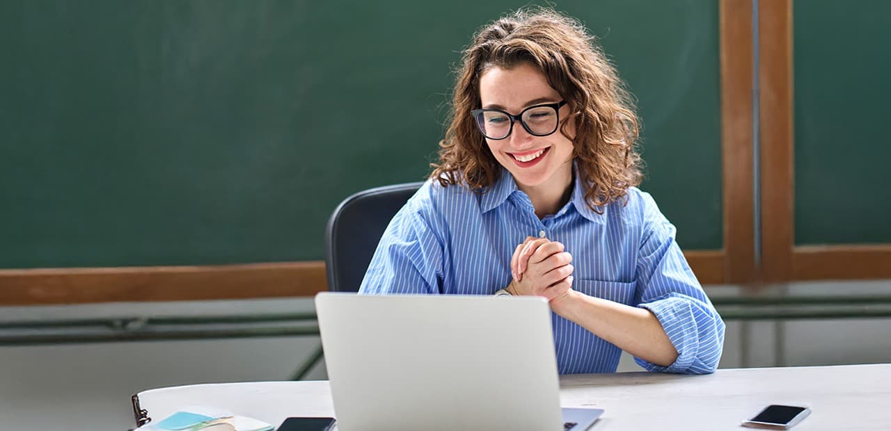 Imagem ilustrativa de um professor utilizando a plataforma FTD com Você